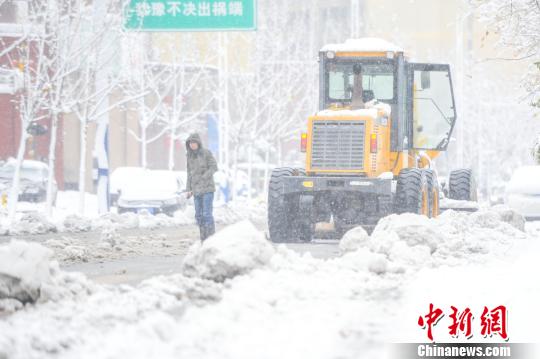 拋錨的鏟雪車?！垕I子 攝