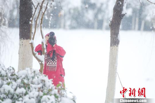 拍攝雪景的攝影愛好者?！垕I子 攝