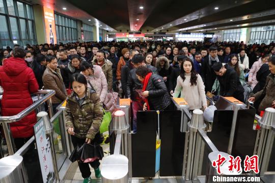 旅客在鐵路上海站檢票上車前往自己的目的地?！∫罅⑶?攝