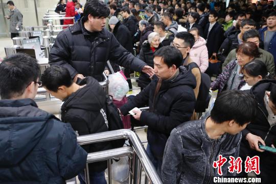 旅客在鐵路上海站檢票上車前往自己的目的地。　殷立勤 攝