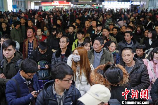 旅客在鐵路上海站檢票上車前往自己的目的地?！∫罅⑶?攝