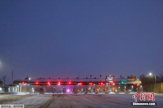 圖為因暴雪天氣而封閉的紐約高速公路入口。