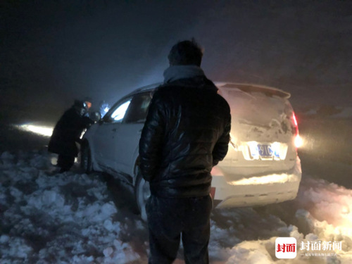 情侶自駕被困大雪山 以為要被凍死時(shí)警察敲響車窗