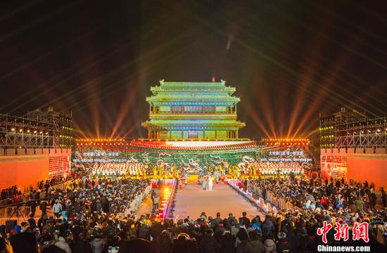 2018年1月1日，2018北京新年倒計(jì)時活動暨北京冰雪文化旅游節(jié)開幕式在北京永定門南廣場舉行。多國駐華使節(jié)、首都各行業(yè)的“北京榜樣”、北京旅游行業(yè)代表、中外游客、學(xué)生和市民代表共一千余人共同迎接新年的到來。永定門城樓屹立于北京中軸線的起點(diǎn)。這條被譽(yù)為北京古城靈魂和脊梁的中軸線，是世界上現(xiàn)存最長、最完整的古代城市軸線，既延續(xù)著歷史文脈，展現(xiàn)了古都風(fēng)韻，又體現(xiàn)了現(xiàn)代文明的魅力，彰顯著首都風(fēng)范。 <a target='_blank' href='http://www.chinanews.com/' >中新網(wǎng)</a>記者 富宇 攝