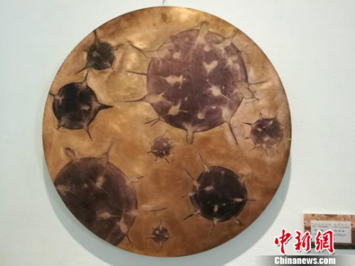 圖為展出的一副畫作。　王何杰 攝