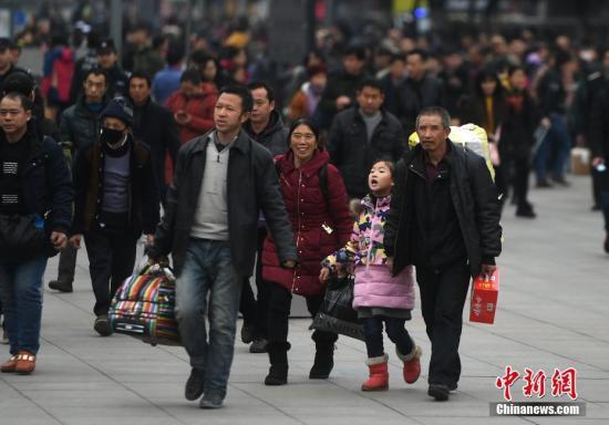 資料圖：春運臨近，重慶火車北站南廣場上大量的旅客踏上返鄉(xiāng)路。陳超 攝