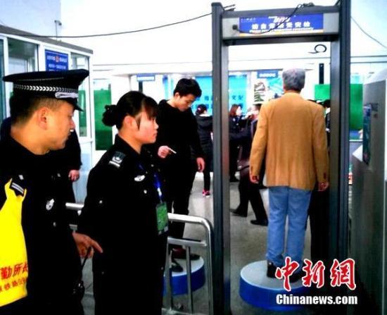 資料圖：太原火車南站派出所民警強化旅客乘車秩序維護。張毅 攝