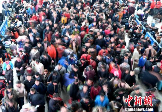 2月9日，福州火車北站旅客在候車廳排隊等候檢票上車。隨著春節(jié)日漸臨近，福州火車站迎來節(jié)前春運客流高峰?！埍?攝