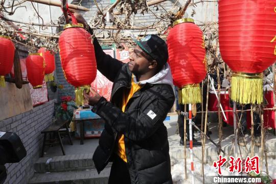 外國人體驗著掛燈籠等中國年俗。 主辦方供圖