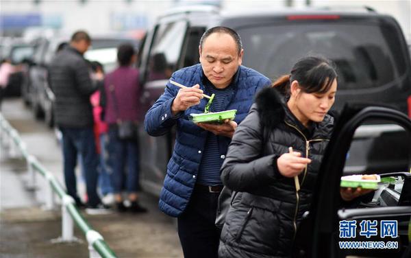 2月23日，滯留旅客在?？诟鄢晕顼?。