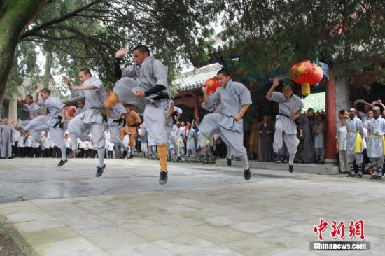 少林武僧進行武術(shù)表演。 李燕 攝