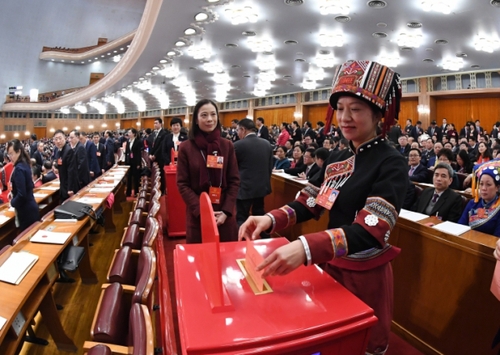 （11）十三屆全國(guó)人大一次會(huì)議舉行第三次全體會(huì)議