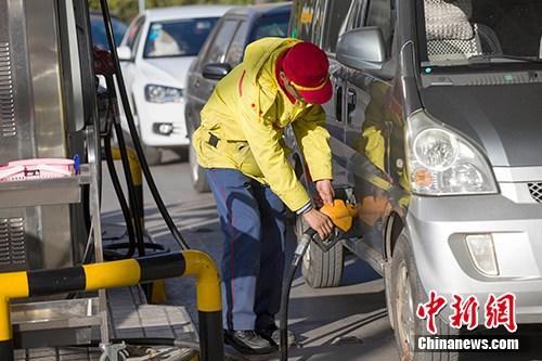 資料圖：山西太原，車輛正在加油站加油。<a target='_blank' href='http://www.chinanews.com/'>中新社</a>記者 張云 攝