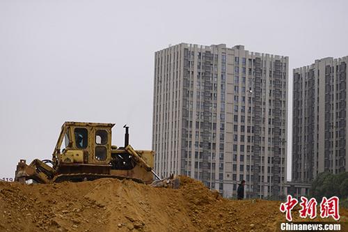 10月11日，湖南長(zhǎng)沙一樓盤土地上，推土機(jī)正在作業(yè)。近日，長(zhǎng)沙迎來新政后首次“限房?jī)r(jià)+競(jìng)地價(jià)+搖號(hào)”土地拍賣。據(jù)長(zhǎng)沙市國(guó)土資源網(wǎng)上交易系統(tǒng)信息，位于市內(nèi)的2宗住宅用地10日競(jìng)拍均達(dá)到最高限價(jià)并“熔斷”，將采用搖號(hào)方式定主。 <a target='_blank' href='http://www.chinanews.com/'>中新社</a>記者 楊華峰 攝