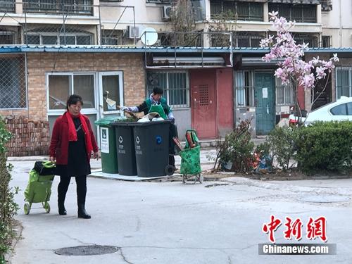 某小區(qū)內，垃圾分類志愿者在進行作業(yè)。<a target='_blank' href='http://www.chinanews.com/' >中新網(wǎng)</a> 吳濤 攝