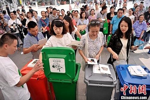 資料圖：圖為市民參與“丟垃圾”游戲，培養(yǎng)垃圾分類意識。鐘欣 攝