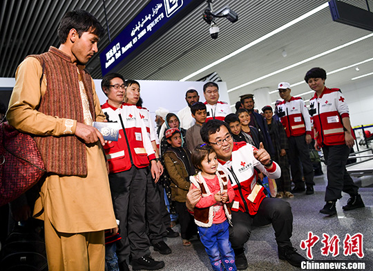 4月18日，25名阿富汗危重以及當前最宜實施手術的先天性心臟病患兒和他們的家長，乘坐航班由阿富汗首都喀布爾飛抵中國新疆烏魯木齊國際機場。 <a target='_blank' href='http://www.chinanews.com/'>中新社</a>記者 劉新 攝