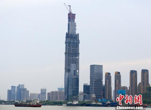 資料圖：正在建設(shè)中的武漢綠地中心。<a target='_blank' href='http://www.chinanews.com/'>中新社</a>記者 張暢 攝