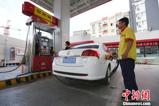 資料圖：山西太原，加油站工作人員正在給車輛加油?！堅?攝