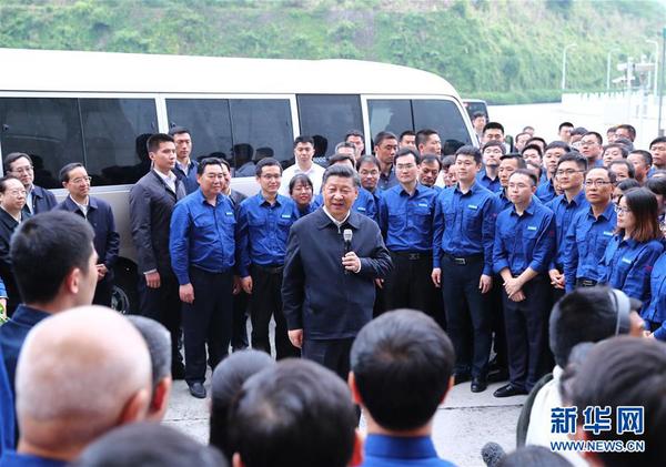 4月26日下午，中共中央總書記、國家主席、中央軍委主席習近平在武漢主持召開深入推動長江經濟帶發(fā)展座談會并發(fā)表重要講話。這是座談會前，習近平于24日下午在三峽大壩左岸電站考察。