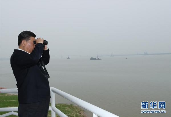 4月26日下午，中共中央總書記、國家主席、中央軍委主席習(xí)近平在武漢主持召開深入推動長江經(jīng)濟(jì)帶發(fā)展座談會并發(fā)表重要講話。這是座談會前，習(xí)近平于25日下午在岳陽城陵磯水文站考察。3