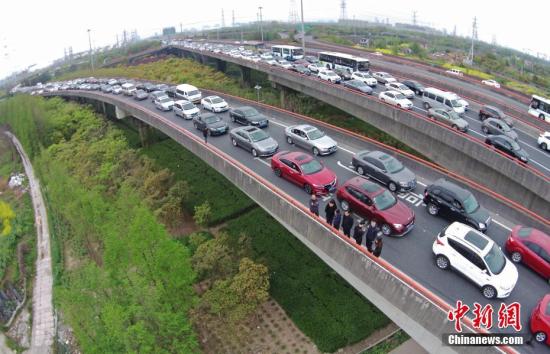 資料圖：高速路上的車流。 <a target='_blank' href='http://www.chinanews.com/'>中新社</a>記者 殷立勤 攝