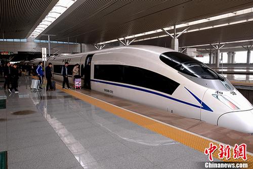 資料圖：旅客準(zhǔn)備乘坐高鐵出行。 <a target='_blank' href='http://www.chinanews.com/'>中新社</a>記者 王中舉 攝