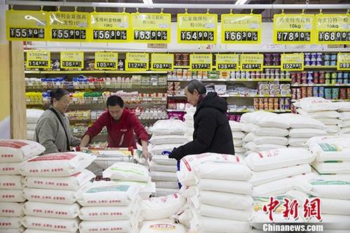 資料圖：民眾正在超市購買面粉。
<a target='_blank' href='http://www.chinanews.com/'>中新社</a>記者 張?jiān)?攝