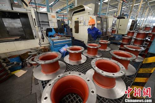 資料圖：機(jī)械加工廠工人正在生產(chǎn)。 <a target='_blank' href='http://www.chinanews.com/'>中新社</a>記者 王東明 攝