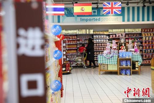 資料圖：民眾在超市選購進(jìn)口食品。 <a target='_blank' href='http://www.chinanews.com/'>中新社</a>記者 張?jiān)?攝