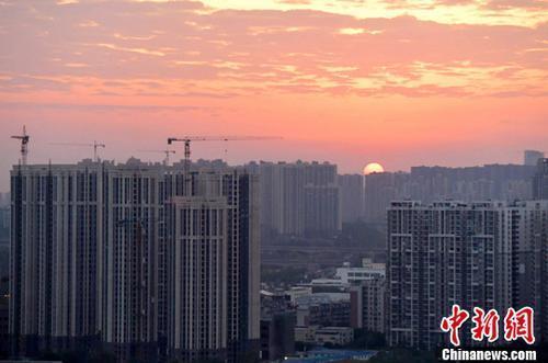 資料圖：圖為成都城區(qū)一角，太陽正從東方升起。<a target='_blank' href='http://www.chinanews.com/'>中新社</a>記者 劉忠俊 攝