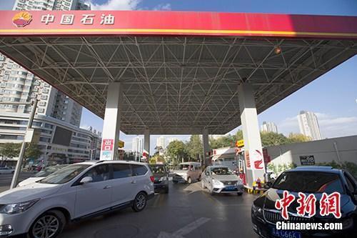 資料圖：車輛正在加油站加油。<a target='_blank' href='http://www.chinanews.com/'>中新社</a>記者 張?jiān)?攝