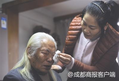 攜35萬仗劍走天涯老人去世 女兒嘆息:太可憐了