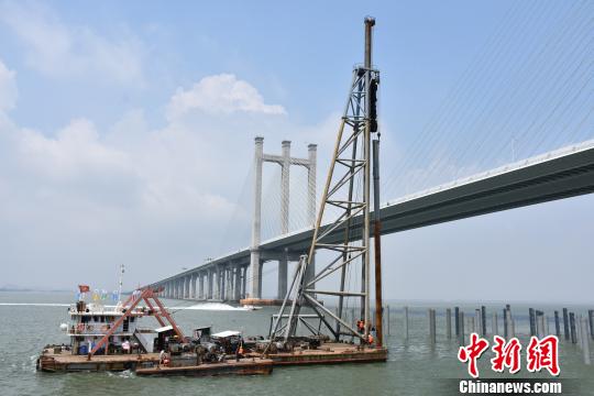 新建福廈鐵路泉州灣跨海大橋系國內(nèi)首條跨海高鐵大橋，與之相鄰的是已建成的泉州灣跨海高速公路大橋?！↑S偉鋒 攝