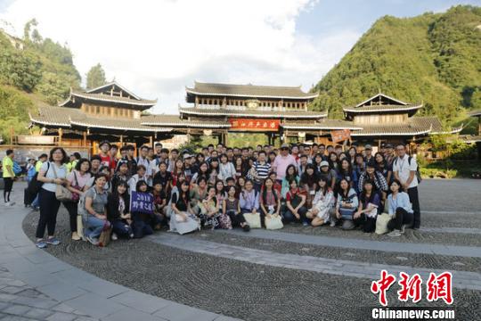 第十屆臺灣大學(xué)生研習(xí)營團員參觀雷山西江千戶苗寨。鐘欣 攝