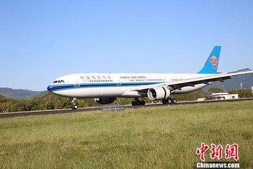 圖為飛機(jī)著陸。 <a target='_blank' href='http://www.chinanews.com/'>中新社</a>記者 陶社蘭 攝