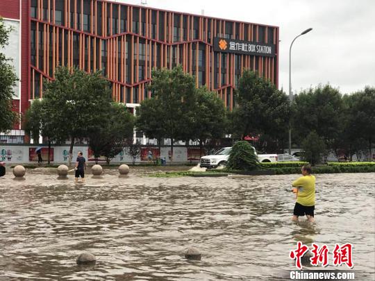 圖為24日上午河北廊坊市區(qū)街頭積水嚴重。　宋敏濤 攝