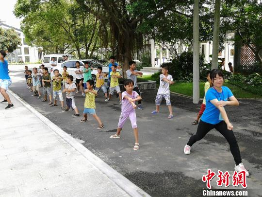 參與“華師燈塔”暨“孔子行腳”兩岸大學(xué)生暑期社會(huì)實(shí)踐活動(dòng)的兩岸大學(xué)生在廣州從化西塘村支教。郭軍 攝