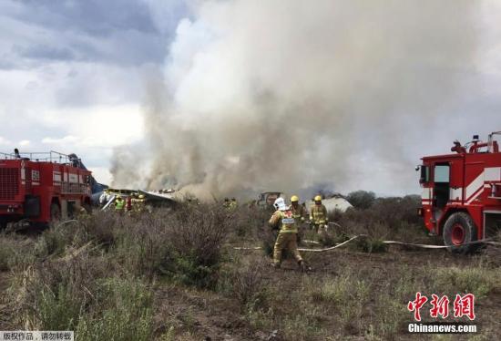 當?shù)貢r間7月31日，墨西哥航空公司的一架載有101人的航班從墨西哥杜蘭戈州一機場起飛后不久遭遇冰雹風暴，發(fā)生墜機事故。幸運的是，機上全部人員都生還，有85人受傷，飛機起火燃燒。圖為消防人員在墜機現(xiàn)場進行救援。