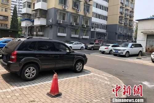 北京某小區(qū)內(nèi)停在停車位或小區(qū)路邊的車。<a target='_blank' href='http://www.chinanews.com/' >中新網(wǎng)</a>記者 程春雨 攝