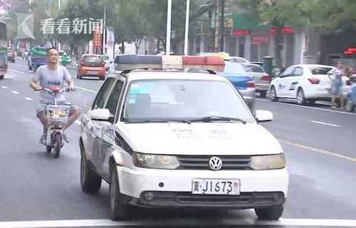 交警開警車被舉報(bào)公車私用 單位不懲罰還表揚(yáng)他