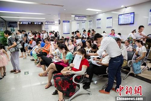 資料圖：公安局出入境辦證大廳業(yè)務(wù)火爆。 <a target='_blank' href='http://www.chinanews.com/'>中新社</a>記者 劉夢(mèng)璇 攝