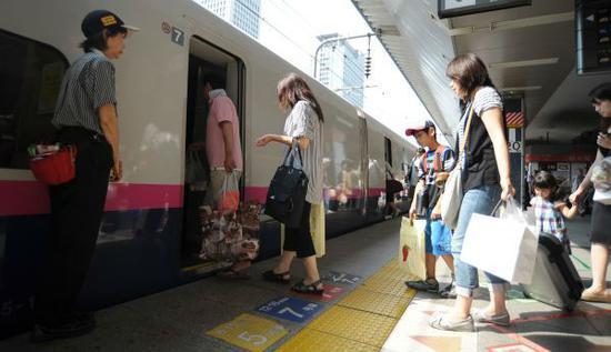 乘客準(zhǔn)備乘坐日本新干線列車。（新華社）