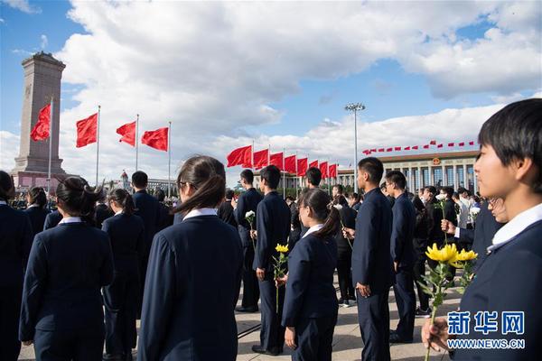 9月30日，烈士紀念日向人民英雄敬獻花籃儀式在北京天安門廣場隆重舉行。 新華社記者翟健嵐 攝