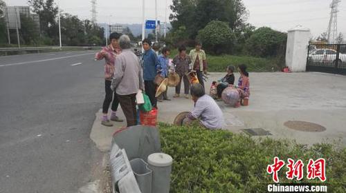 圖為超載面包車內(nèi)乘客滯留公路?！「咚俳痪B興支隊(duì)供圖 攝