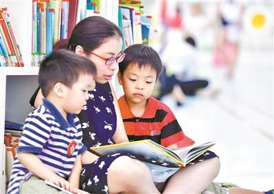 廣州圖書(shū)館里隨處可見(jiàn)席地而坐的讀書(shū)人