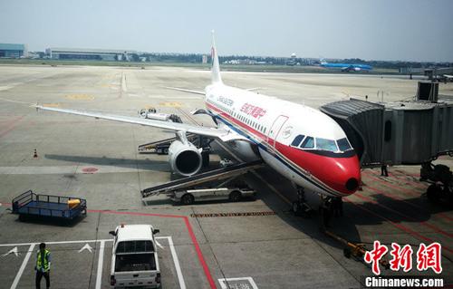 圖為成都雙流國際機場停機坪上正在上客的客機。(資料圖) <a target='_blank' href='http://www.chinanews.com/'>中新社</a>記者 劉忠俊 攝