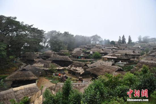 10月3日，翁丁古村。國慶節(jié)期間，位于云南省滄源佤族自治縣的翁丁古村吸引來自國內(nèi)外的游客探訪。<a target='_blank' href='http://www.chinanews.com/'>中新社</a>記者 劉冉陽 攝