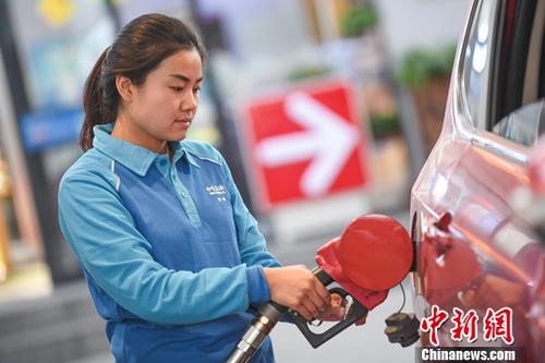 資料圖：加油站工作人員給汽車加油。<a target='_blank' href='http://www.chinanews.com/'>中新社</a>記者 武俊杰 攝