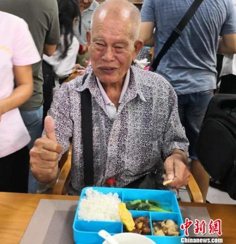 10月17日，81歲的陳志勇老人在?？谑忻捞m區(qū)海府街道龍舌坡社區(qū)“長(zhǎng)者飯?zhí)谩本筒蜁r(shí)豎起大拇指點(diǎn)贊。　尹海明 攝